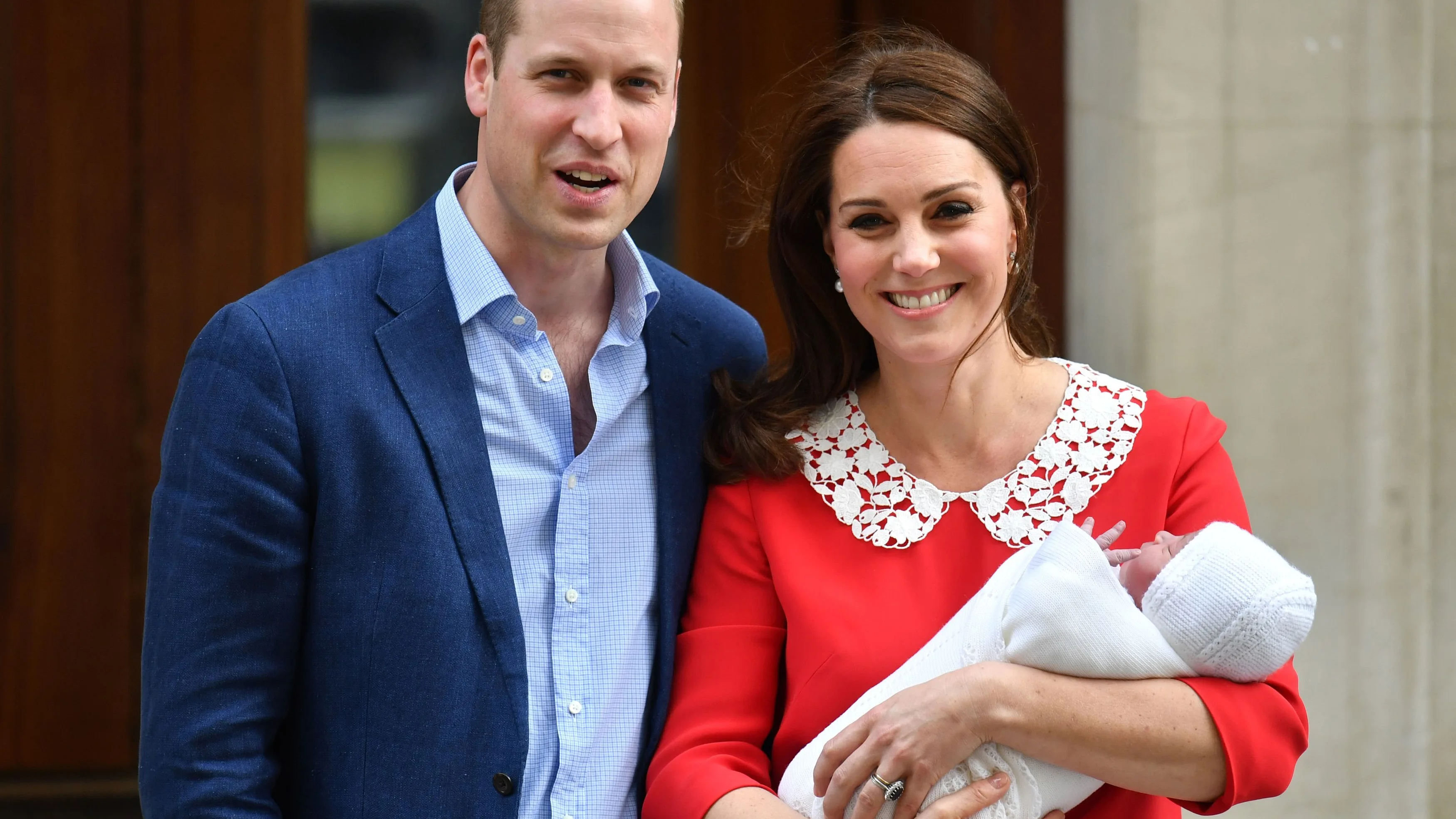 El príncipe Guillermo y Kate Middleton presentando a su hijo Louis El príncipe Guillermo y Kate Middleton presentando a su hijo Louis