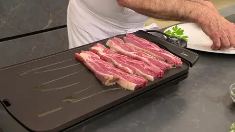Coloca encima las tiras de costilla y cocínalas Coloca encima las tiras de costilla y cocínalas