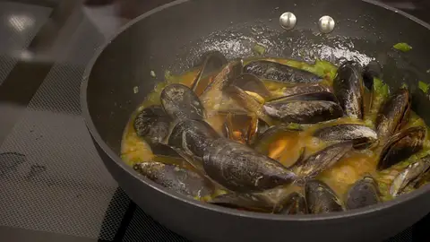 Tapa el wok y cocínalos hasta que se abran Tapa el wok y cocínalos hasta que se abran