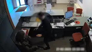Un hombre entra en una sucursal bancaria para atracarla