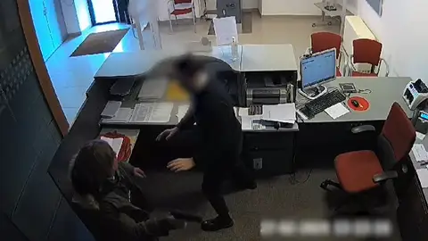 Un hombre entra en una sucursal bancaria para atracarla Un hombre entra en una sucursal bancaria para atracarla