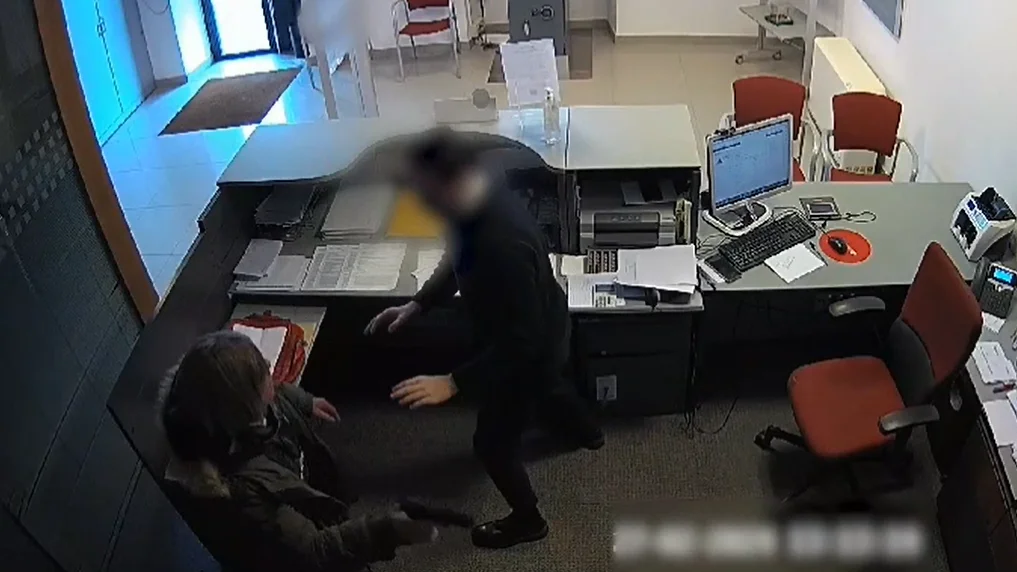 Un hombre entra en una sucursal bancaria para atracarla Un hombre entra en una sucursal bancaria para atracarla