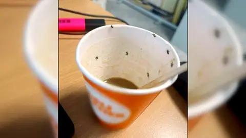 La madre de la joven que ha acabado en la UCI por beber un café con insectos: "Se concentra en recuperarse" La madre de la joven que ha acabado en la UCI por beber un café con insectos: "Se concentra en recuperarse"