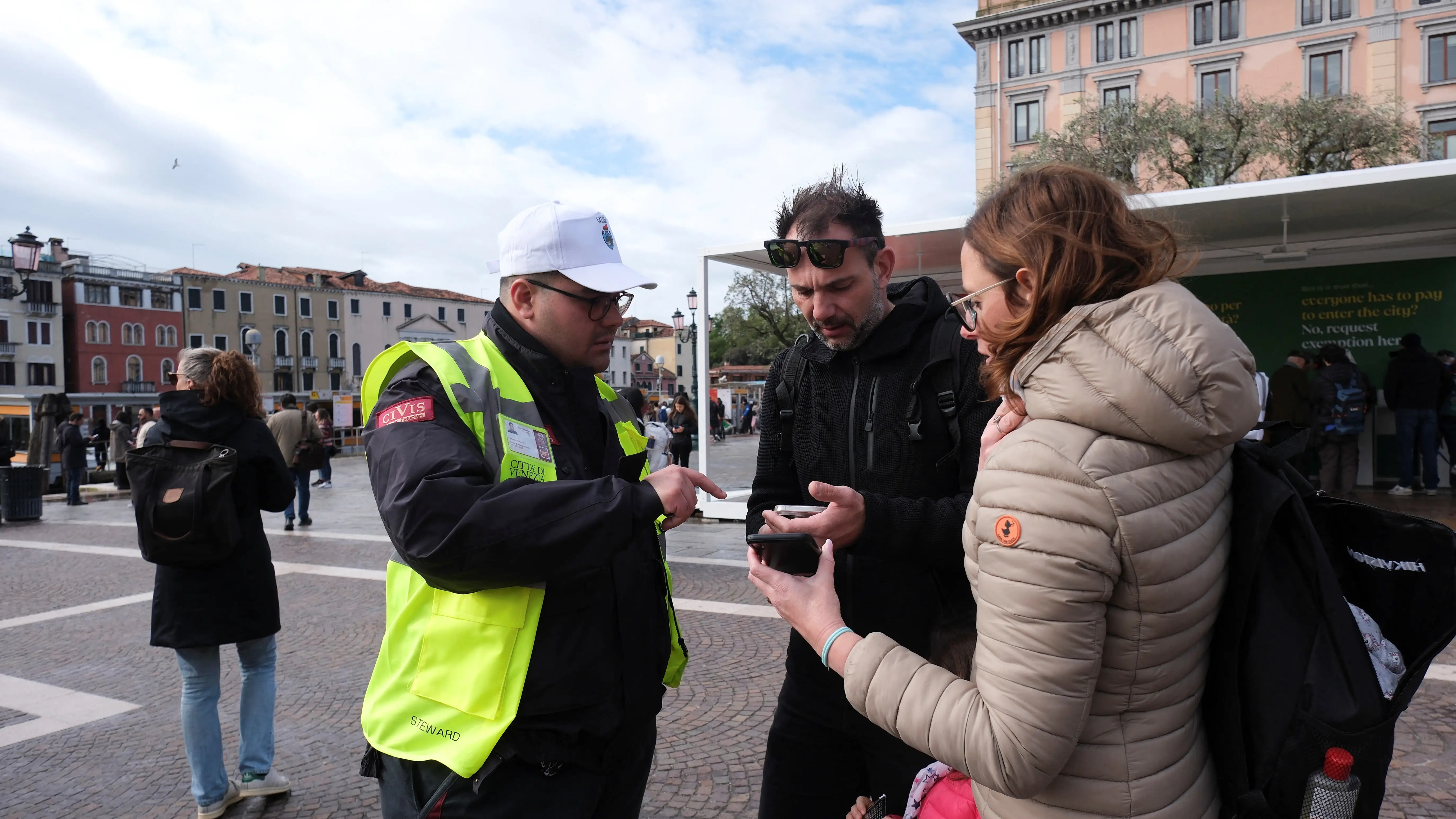 Peaje turístico en Venecia: 5 euros Turistas enseñando el código QR en Venecia