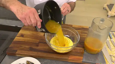 Vierte encima un par de cucharadas de aceite y el fumet Vierte encima un par de cucharadas de aceite y el fumet