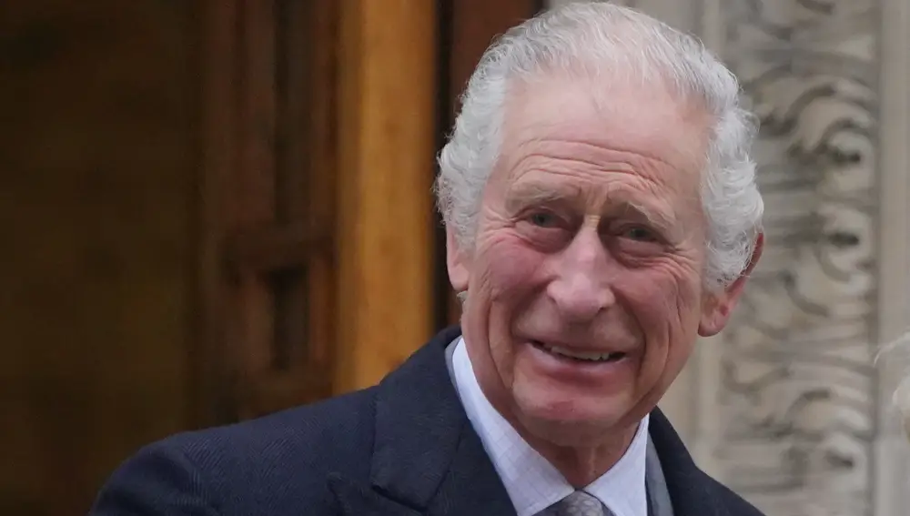 El rey Carlos III saliendo del London Clinic