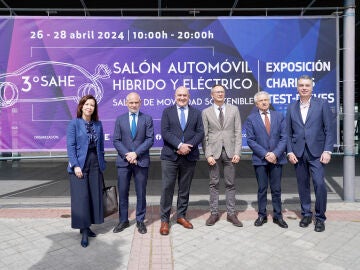 Autoridades en el Salón del Automóvil de Valladolid