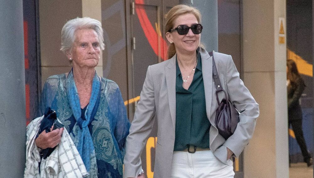 La infanta Cristina y su exsuegra, Claire Liebaert, llegan cogidas de ...
