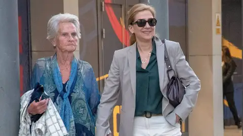 La infanta Cristina y su exsuegra, Claire Liebaert, cogidas de la mano La infanta Cristina y su exsuegra, Claire Liebaert, cogidas de la mano