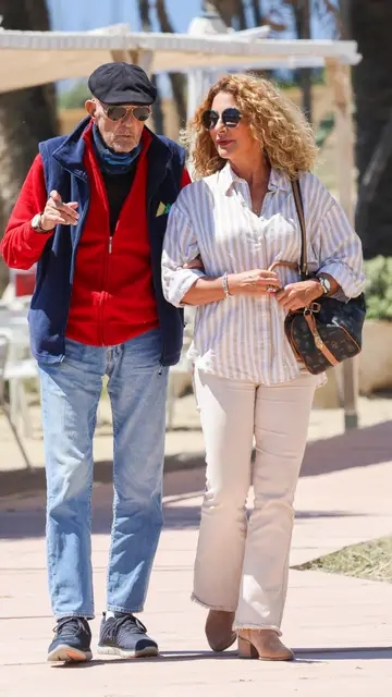 Julián Muñoz y Karina Pau, paseando por Marbella Julián Muñoz y Karina Pau, paseando por Marbella