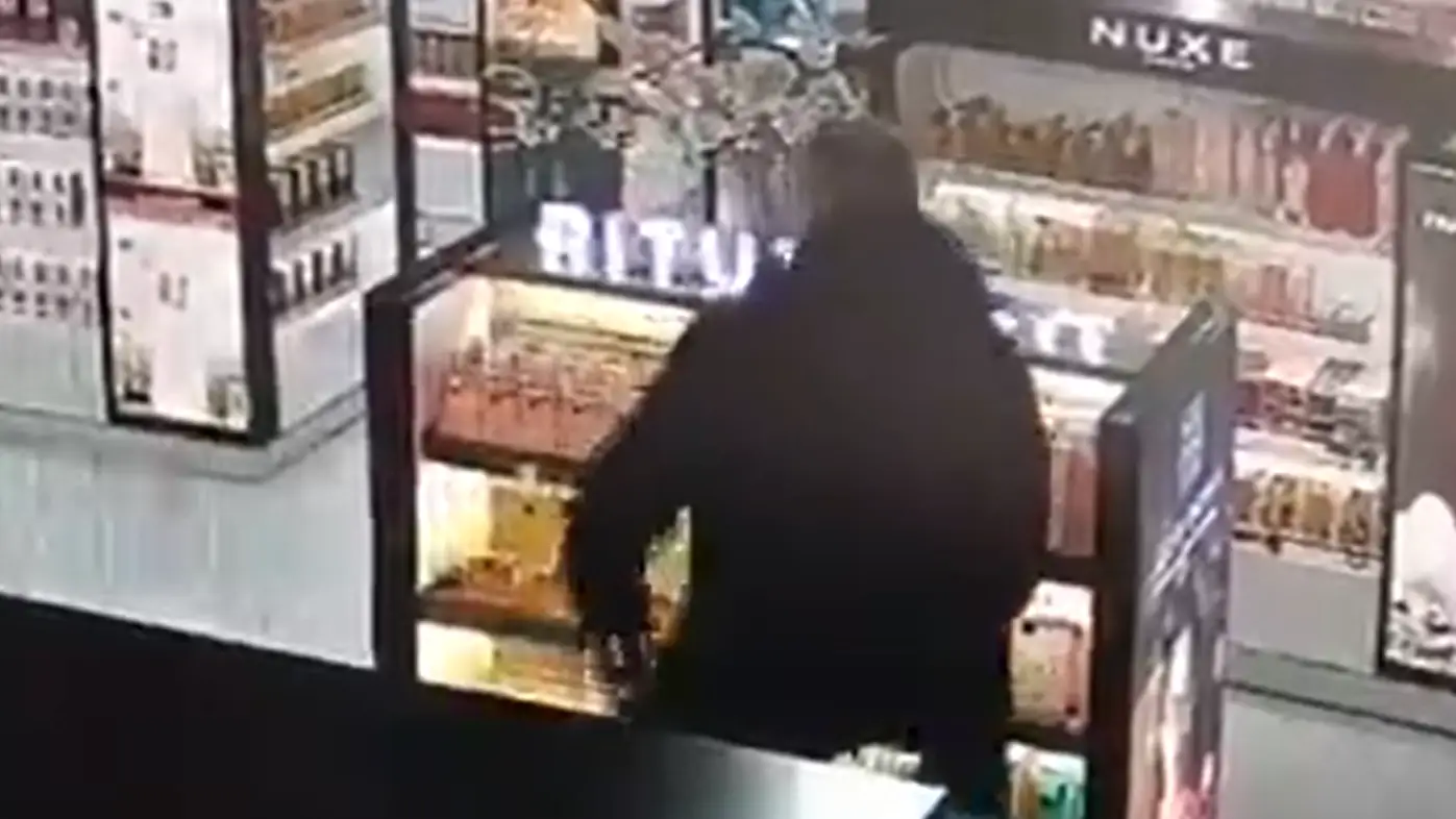Imagen del momento del presunto robo Imagen del momento del presunto robo