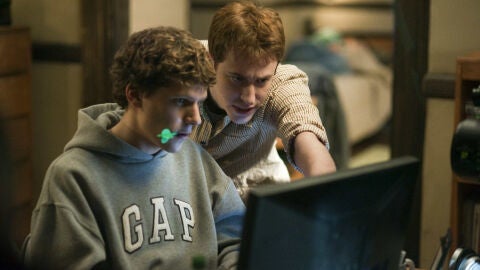 Jesse Eisenberg y Joseph Mazzello en La red social
