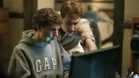 Jesse Eisenberg y Joseph Mazzello en La red social Jesse Eisenberg y Joseph Mazzello en La red social
