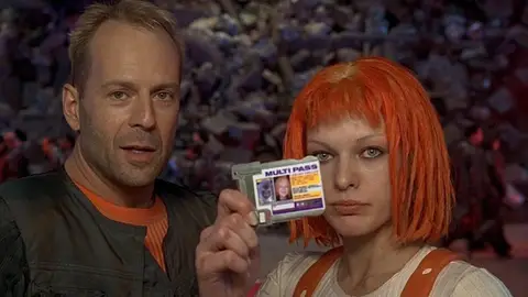 Bruce Willis y Milla Jovovich en El quinto elemento Bruce Willis y Milla Jovovich en El quinto elemento