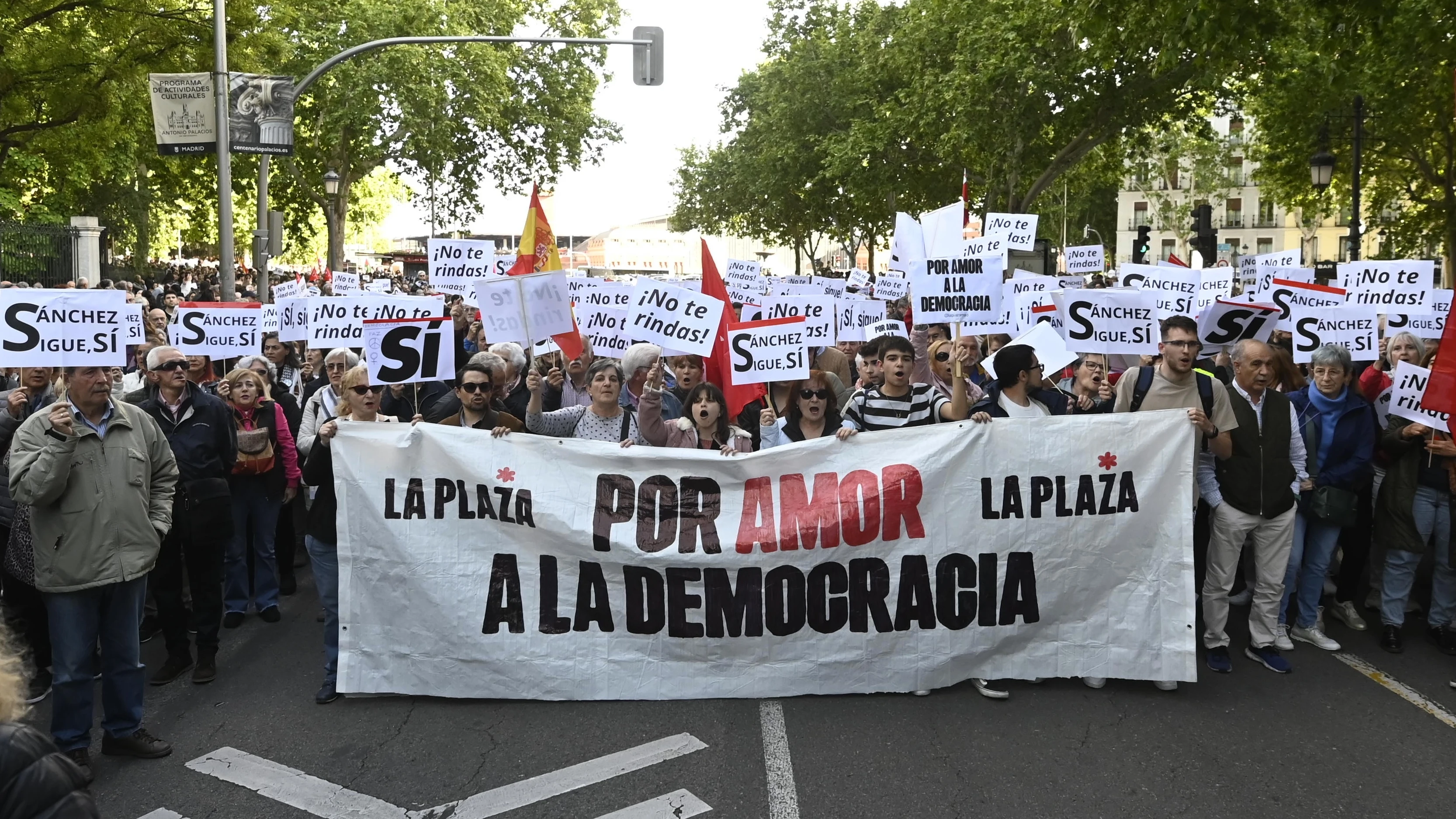 Manifestaci&oacute;n en apoyo a Pedro S&aacute;nchez el d&iacute;a previo a su decisi&oacute;n