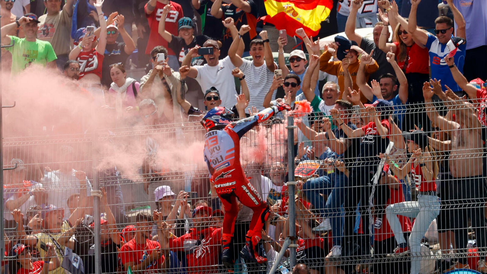 Marc Márquez, eufórico: baile viral en el podio y escalada a la grada de Jerez