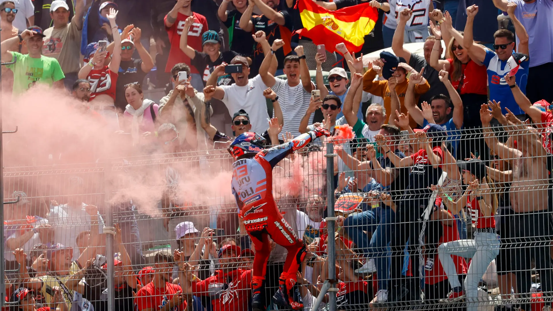 Marc Márquez escala la valla de la grada en Jerez Marc Márquez escala la valla de la grada en Jerez