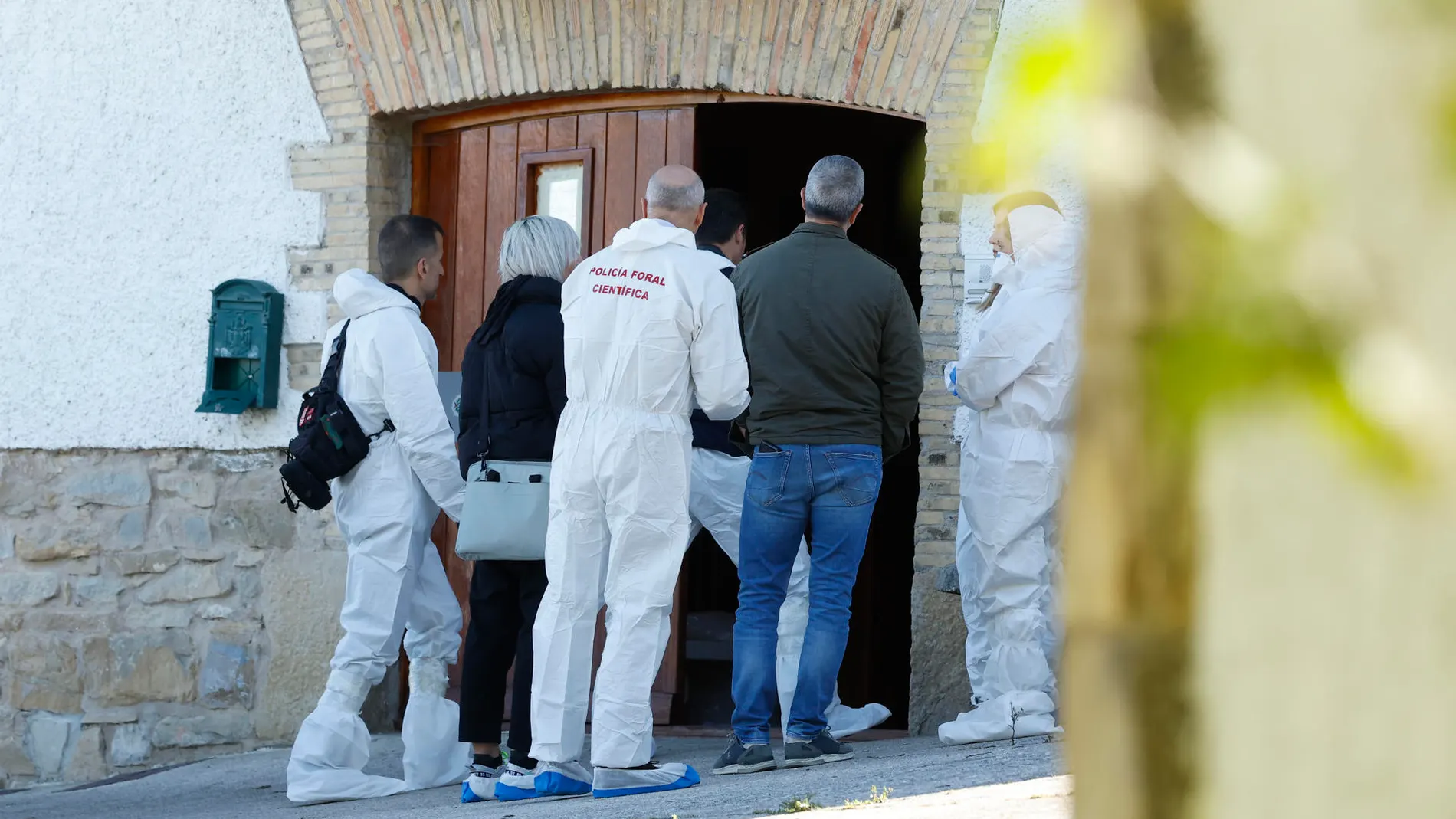 La Policía Foral entrando al domicilio donde se han producido los hechos.