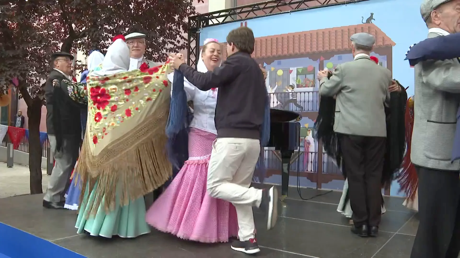 José Luis Martínez-Almeida bailando un chotis José Luis Martínez-Almeida bailando un chotis