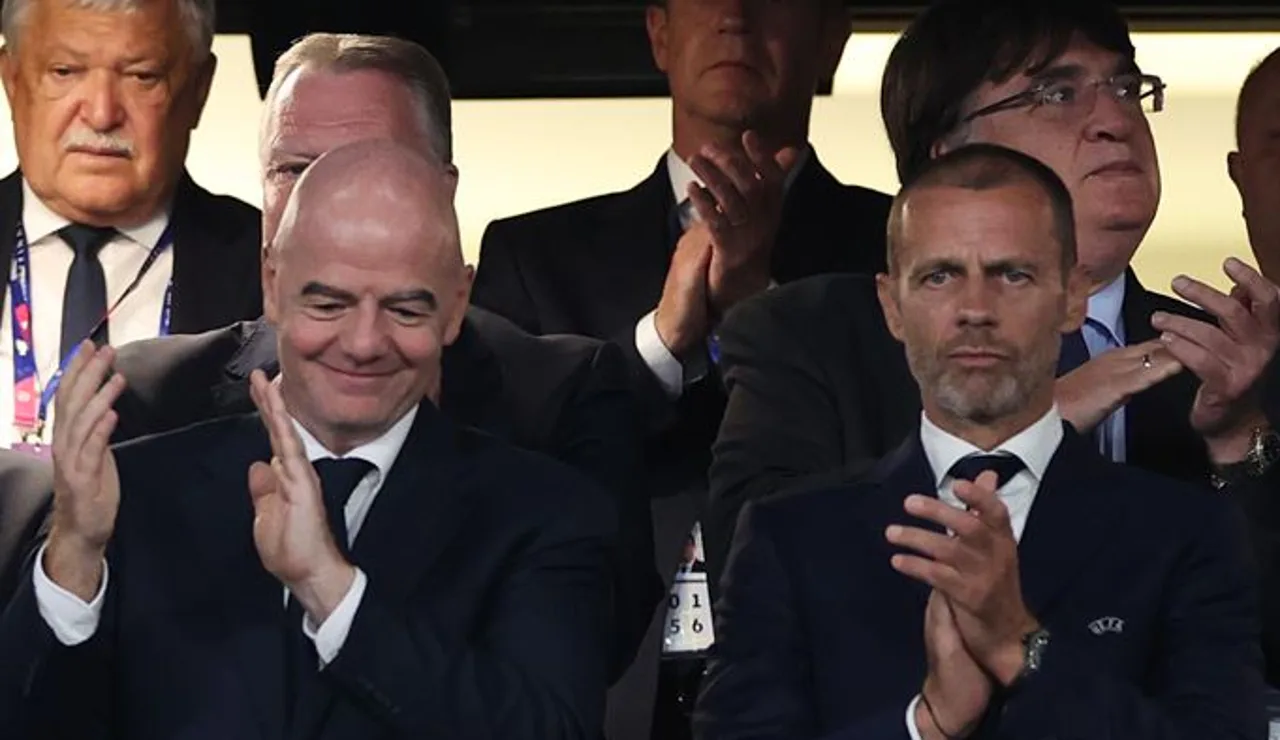 Gianni Infantino (i), de la FIFA, y Aleksandr Ceferin, de UEFA