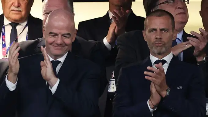 Gianni Infantino (i), de la FIFA, y Aleksandr Ceferin, de UEFA Gianni Infantino (i), de la FIFA, y Aleksandr Ceferin, de UEFA