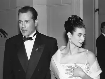 Bruce Willis y Demi Moore en los Globos de Oro de 1990 Bruce Willis y Demi Moore en los Globos de Oro de 1990