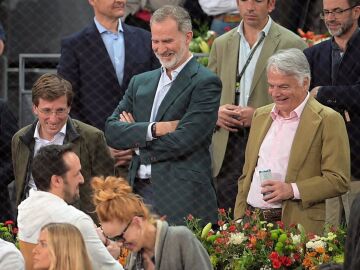 El rey Felipe hablando con María Castro y José Manuel en el Mutua Madrid Open