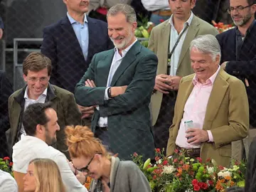 El rey Felipe hablando con María Castro y José Manuel en el Mutua Madrid Open El rey Felipe hablando con María Castro y José Manuel en el Mutua Madrid Open