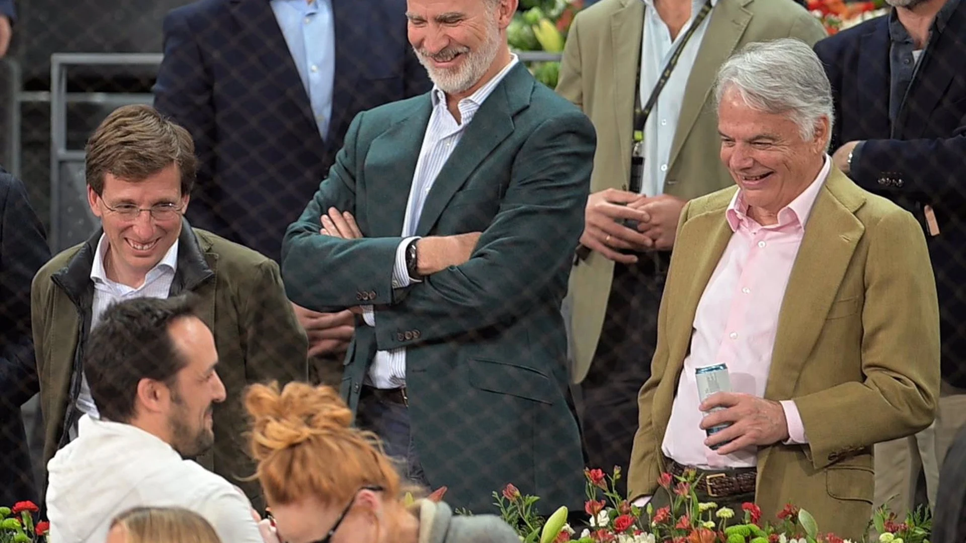 El rey Felipe hablando con María Castro y José Manuel en el Mutua Madrid Open El rey Felipe hablando con María Castro y José Manuel en el Mutua Madrid Open
