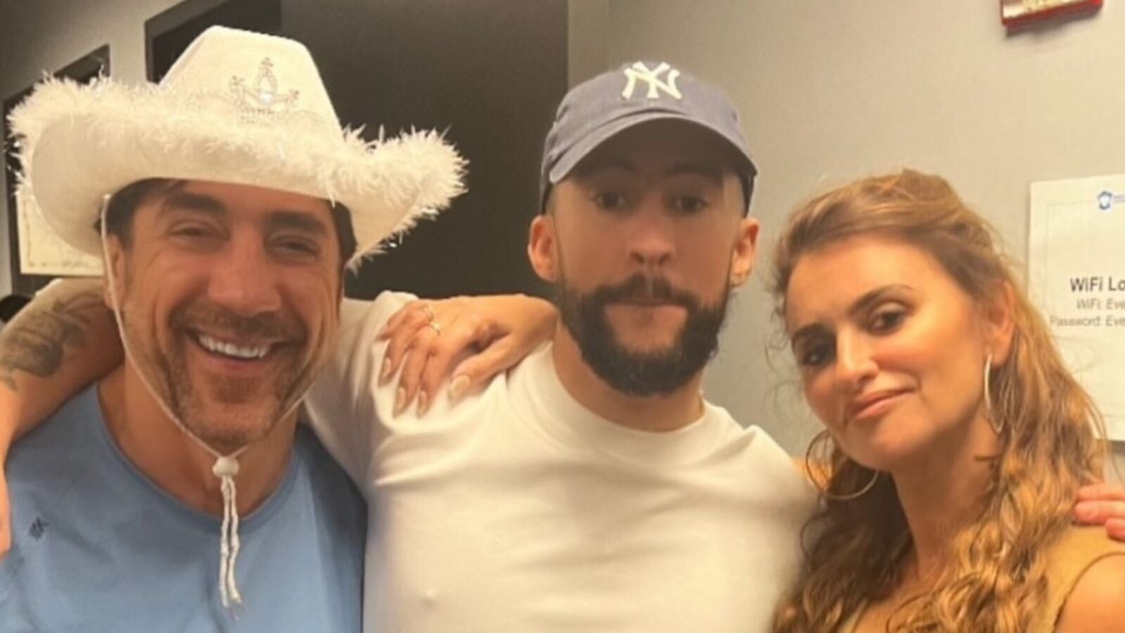 Javier Bardem graba a Penélope Cruz desatada y dándolo todo en un concierto de Bad Bunny por su 50 cumpleaños