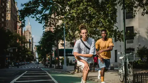 Unos chicos con el patinete en la calle. Unos chicos con el patinete en la calle.