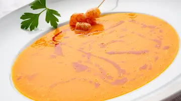 La sopa atemporal de Karlos Arguiñano: de calabaza y naranja con gambas