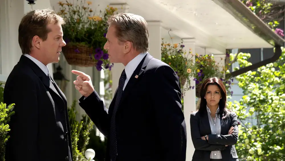 Michael Douglas, Kiefer Sutherland y Eva Longoria en la película The Sentinel en el 2006 Michael Douglas, Kiefer Sutherland y Eva Longoria en la película The Sentinel en el 2006