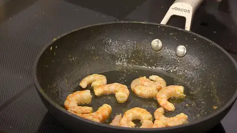 Sazona las colas de las gambas, agrégalas a la sartén y saltéalas Sazona las colas de las gambas, agrégalas a la sartén y saltéalas