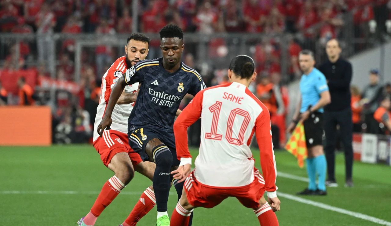Vinícius trata de controla un balón ante dos jugadores del Bayern