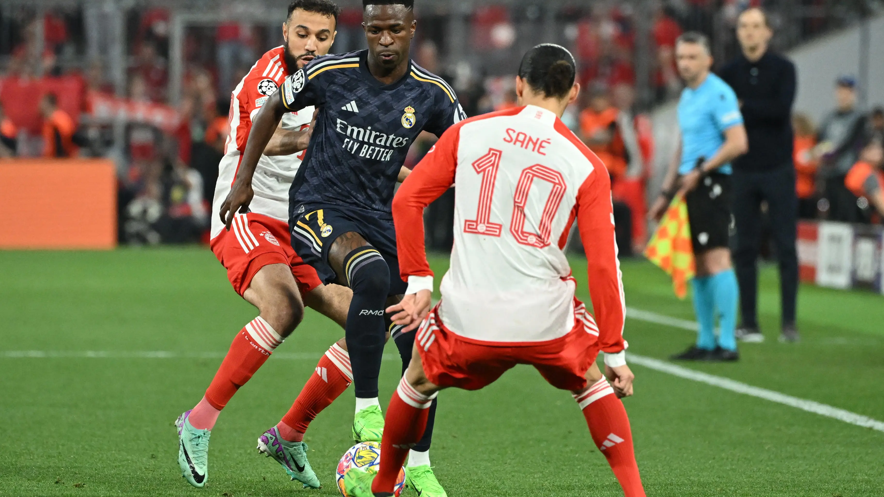 Vinícius trata de controla un balón ante dos jugadores del Bayern Vinícius trata de controla un balón ante dos jugadores del Bayern