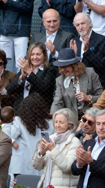 La infanta Elena, de lo más atenta con el hijo de Rafa Nadal La infanta Elena, de lo más atenta con el hijo de Rafa Nadal