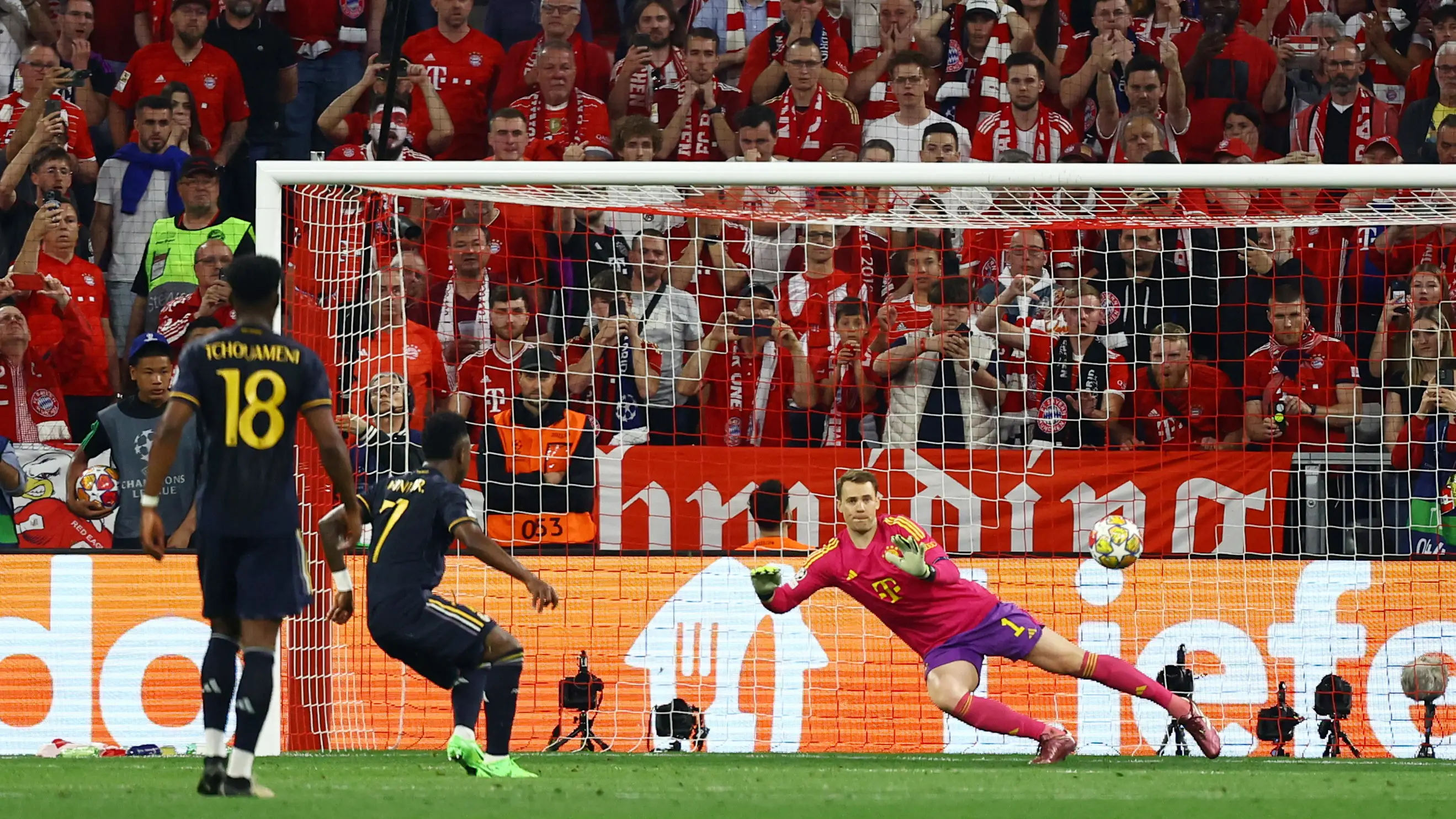 Vinícius bate a Neuer para anotar el 2-2 en el Allianz Arena Vinícius bate a Neuer para anotar el 2-2 en el Allianz Arena