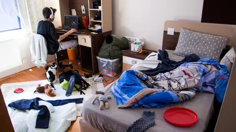 Una habitación de adolescente desordenada. Una habitación de adolescente desordenada.