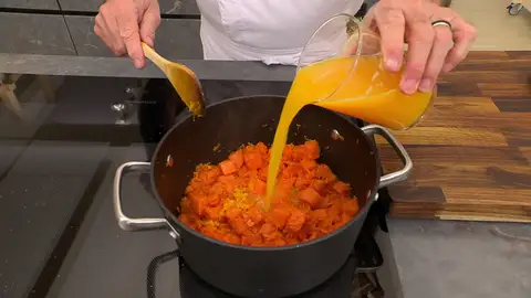 Añade a la cazuela, la ralladura, el zumo de las naranjas y agua Añade a la cazuela, la ralladura, el zumo de las naranjas y agua