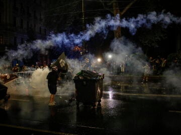 Opositores y policías georgianos se enfrentan frente al Parlamento en Tiflis