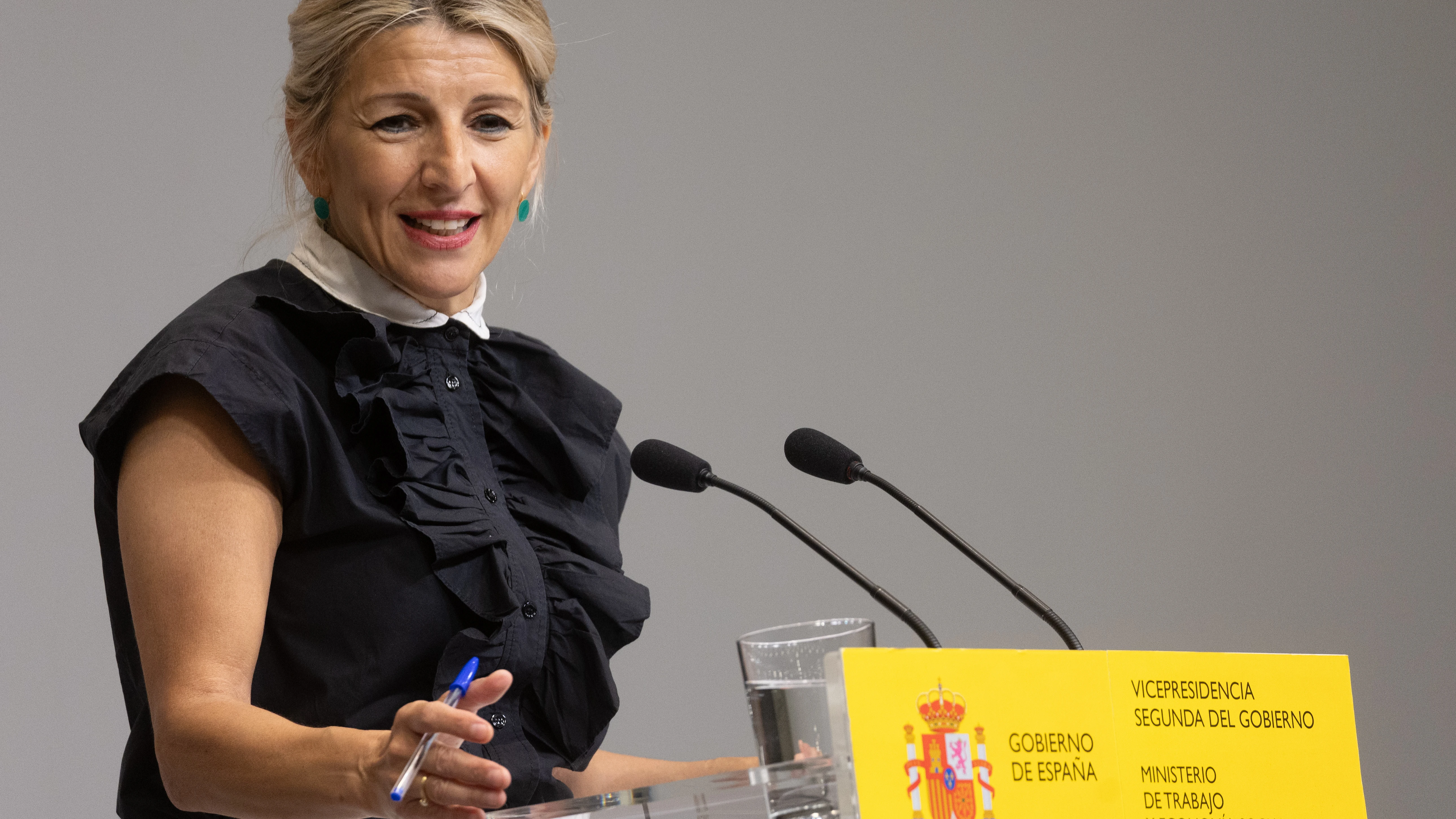 Yolanda Díaz comparece tras el anuncio del presidente del Gobierno de continuar en el cargo La vicepresidenta segunda y Ministra de Trabajo y Economía Social, Yolanda Díaz, ofrece una rueda de prensa, en el Ministerio de Trabajo, a 29 de abril de 2024, en Madrid (España). Sánchez ha comparecido hoy para anunciar que sigue al frente del Ejecutivo tras cinco días de reflexión a raíz de las investigaciones judiciales a su esposa, Begoña Gómez a raíz de la denuncia presentada por Manos Limpias por presunto tráfico de influencias y corrupción en los negocios. La decisión de continuar en ...