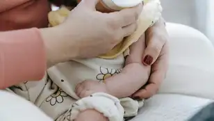 Madre dando el biberón a su bebé