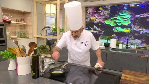 Calienta una sartén pequeña, vierte la mezcla y dale un hervor Calienta una sartén pequeña, vierte la mezcla y dale un hervor