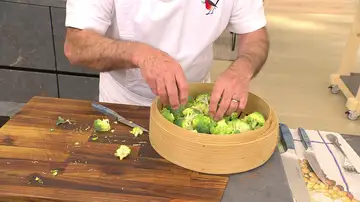 Tápalo y cuece los brócolis al vapor