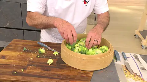 Tápalo y cuece los brócolis al vapor Tápalo y cuece los brócolis al vapor