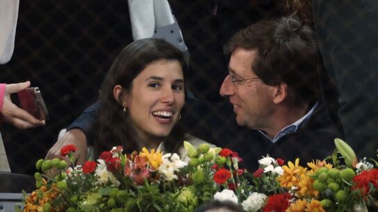 La sonrisa de Jos&eacute; Luis Mart&iacute;nez Almeida en los actos del 2 de mayo tiene nombre y apellidos: Teresa Urquijo