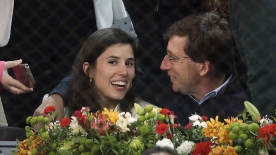 La sonrisa de José Luis Martínez Almeida en los actos del 2 de mayo tiene nombre y apellidos: Teresa Urquijo La sonrisa de José Luis Martínez Almeida en los actos del 2 de mayo tiene nombre y apellidos: Teresa Urquijo