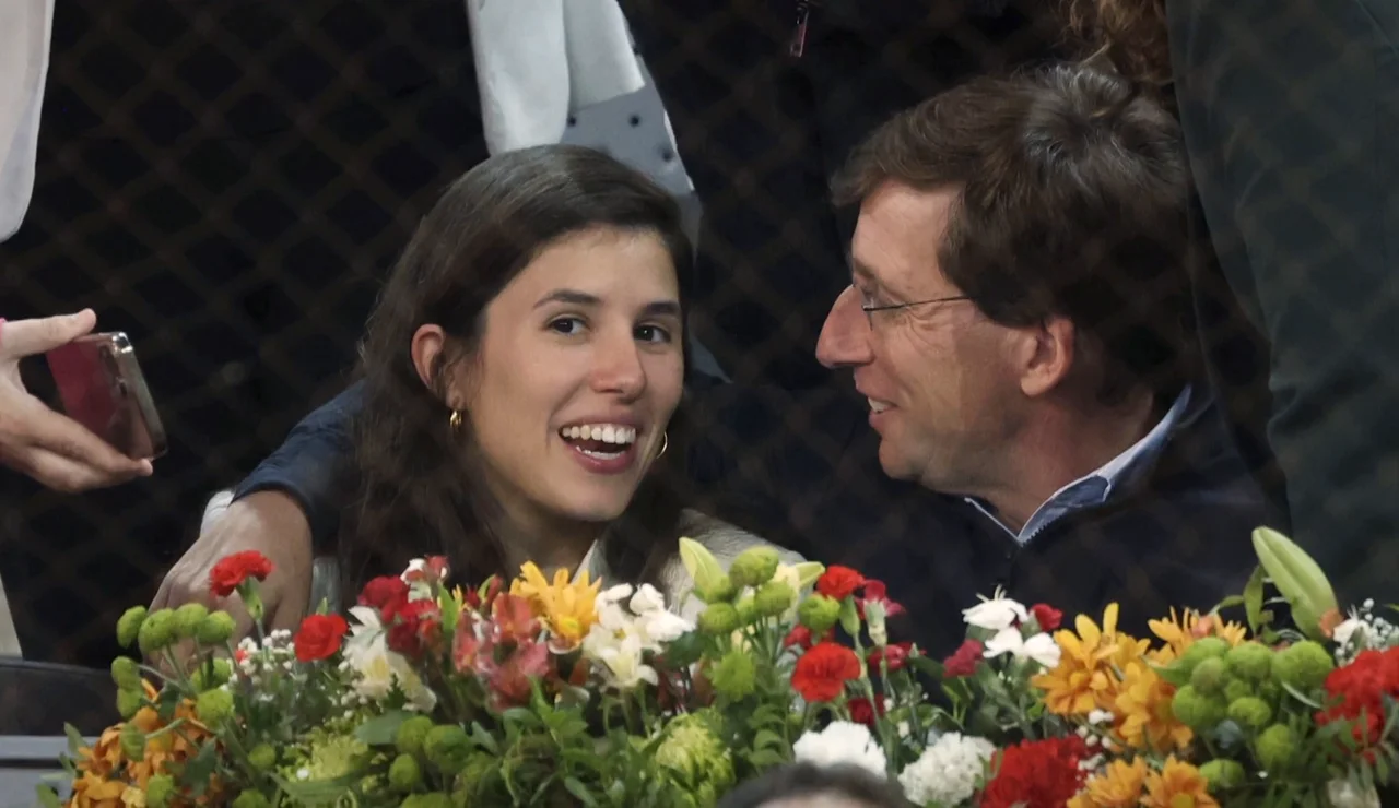 La sonrisa de José Luis Martínez Almeida en los actos del 2 de mayo tiene nombre y apellidos: Teresa Urquijo