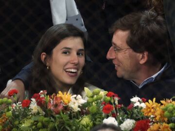 La sonrisa de José Luis Martínez Almeida en los actos del 2 de mayo tiene nombre y apellidos: Teresa Urquijo